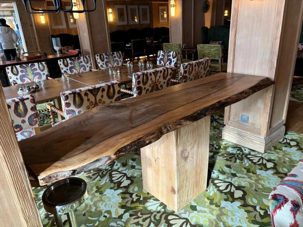 Console live edge sur mesure en bois massif sur piètement cube, bois d'Euro Sciages