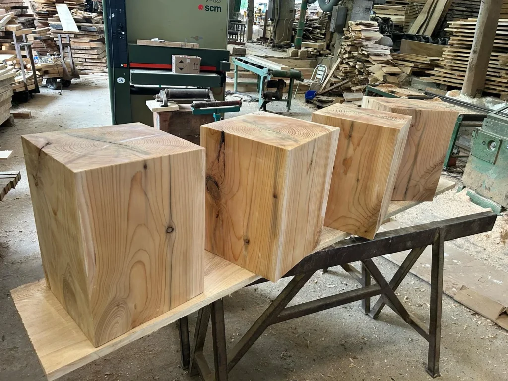 Cubes tabourets en bois massif rabotés dans l'atelier Euro Sciages