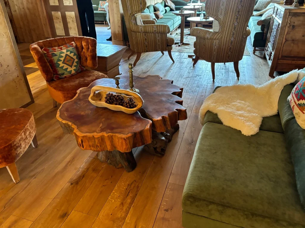 Table basse live edge en bois massif réalisée avec du bois d'Euro Sciages, salon de chalet